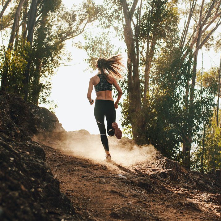 Hier erkennt man eine Läuferin am Joggen, dies zeigt die Sportmedizinische Behandlung der Privatpraxis Ortho Aktiv 